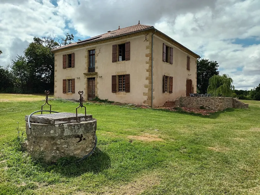 Lakeside country house - Image 1