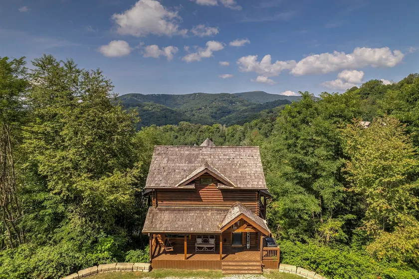 Raven Cliff - Mountain Views/7 Person Hot Tub - Image 1