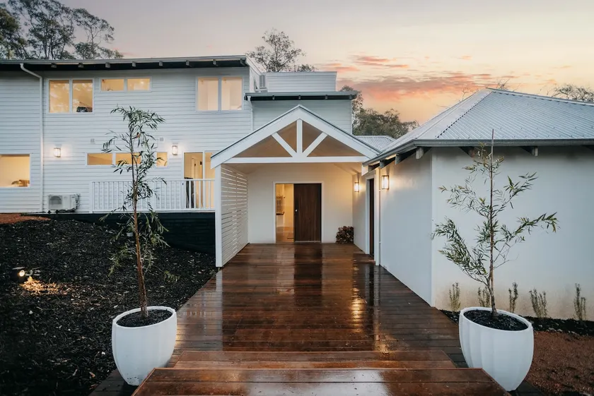 Elegant 5-Bedroom Home with Vineyard Views - Image 1