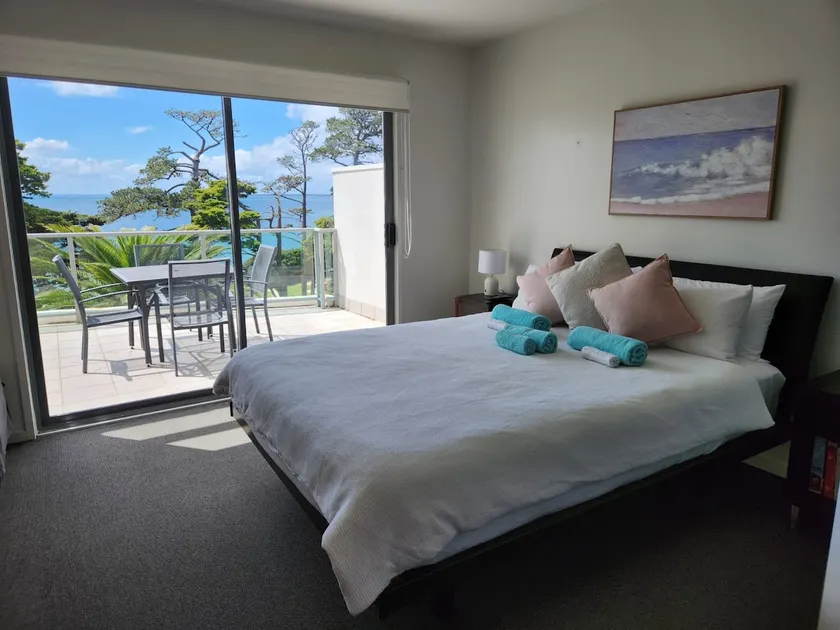Kokomo Beachfront Couples Spa Suite -Wifi, Parking - Image 1