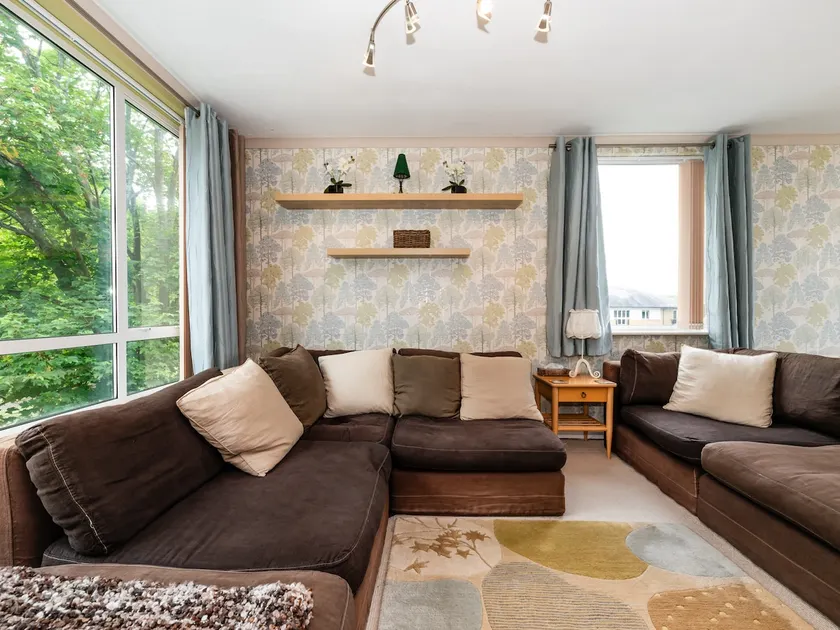Chic 1-Bedroom Flat | Central Teddington - Image 1