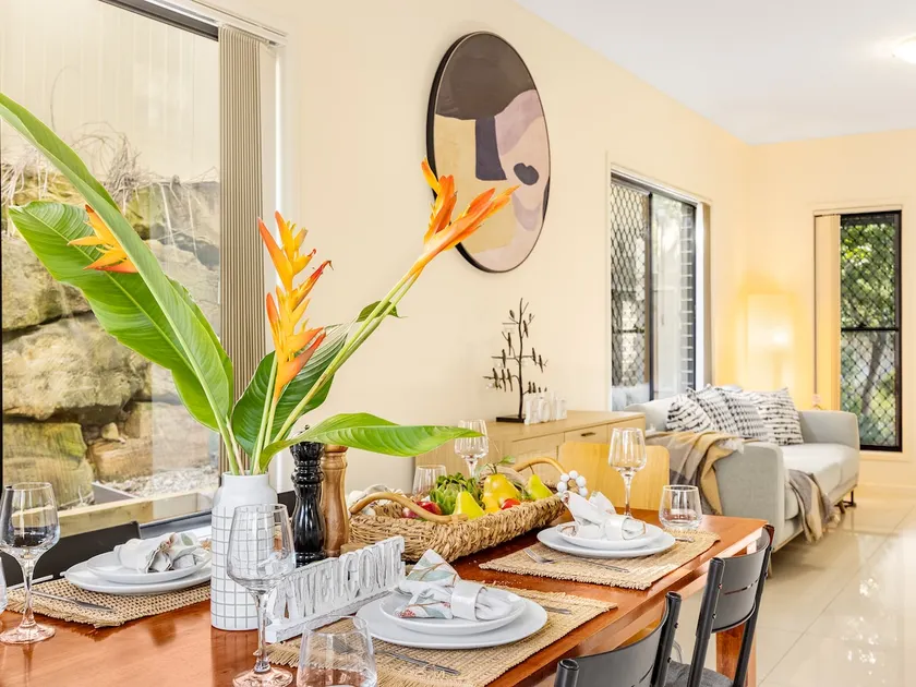 3BD Townhouse close to shops, transport with carpark - Image 1