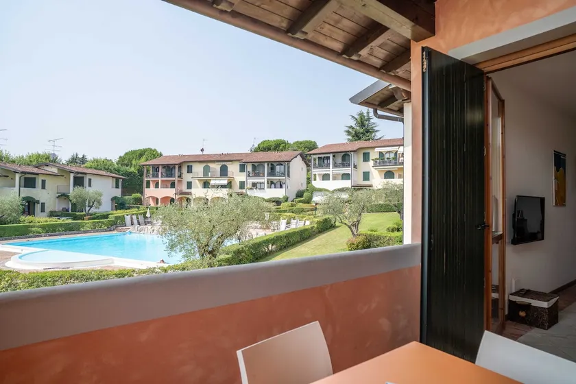 [pool and terrace overlooking the lake] Elen's house - Image 1