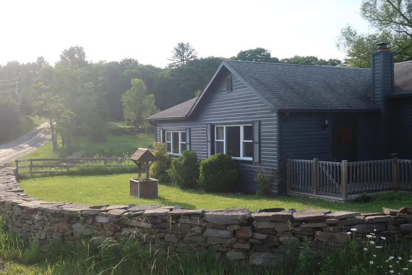 Narrows Guesthouse | Scenic Pond + Fire Pit - Image 1