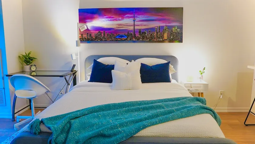 Spacious Studio in the Heart of Downtown Toronto - Image 1