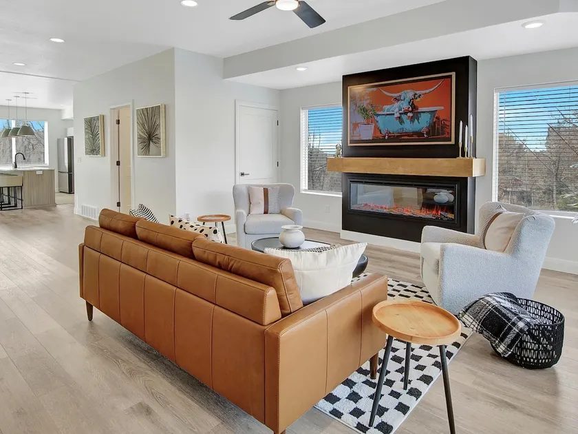 3 en-suite bedrooms + Office + Movie Lounge - Image 1