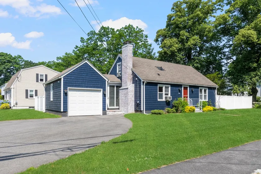 4BR Near Downtown Bristol w/ Yard & Parking - Image 1