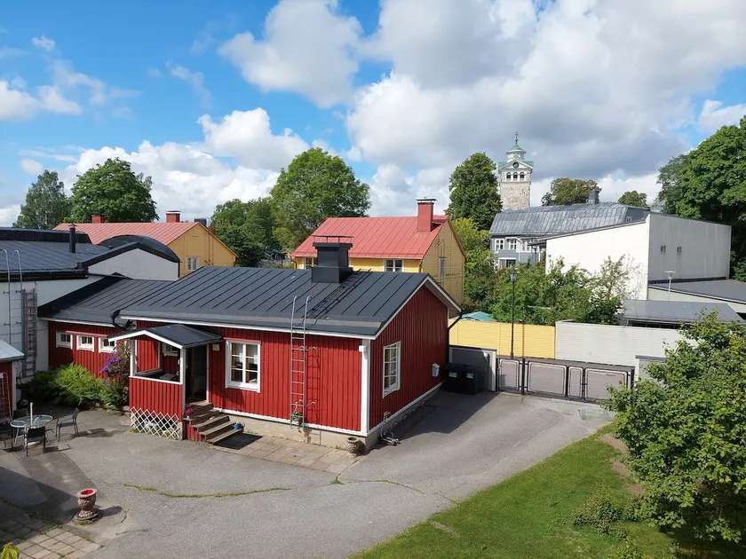 A small house in the old town - Image 1