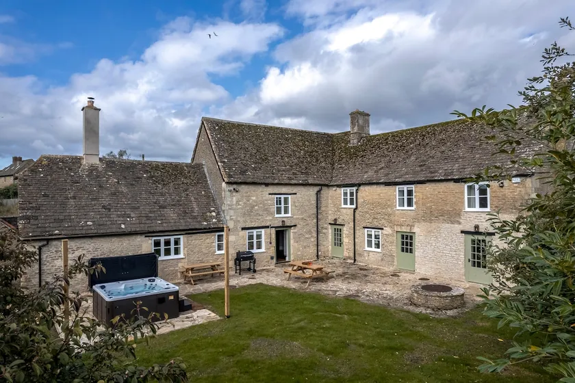 Fabulous 5* Cotswold Gem with Hot Tub - Image 1
