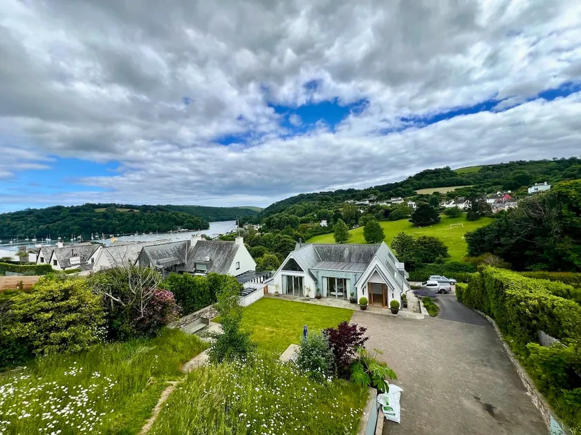 Spacious Dittisham home moments from waterfront - Image 1