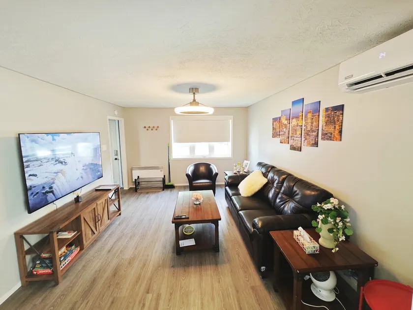 Detached house near metro with private parking - Image 1