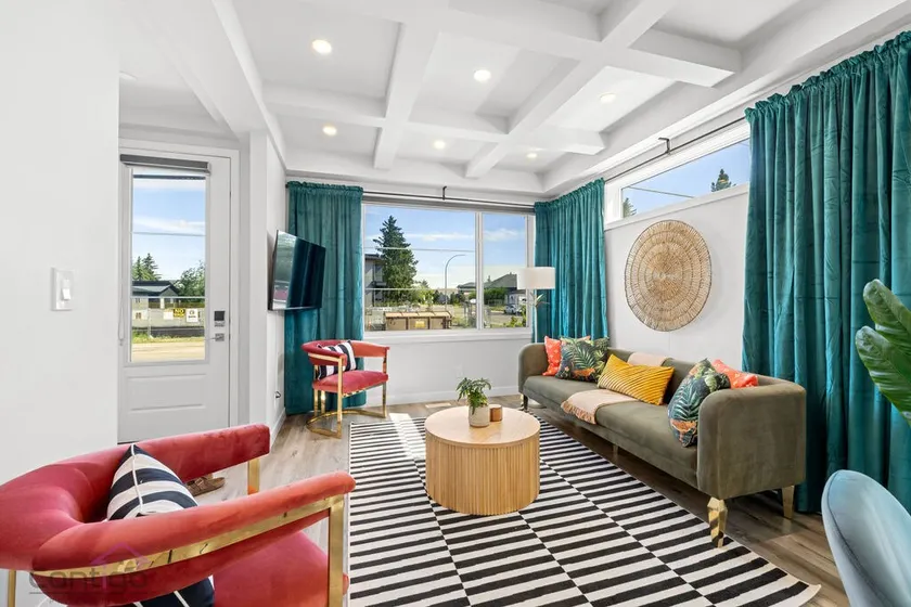 Jungle House | AirCon | Sleeps 8 | Near WEM & DT! - Image 1