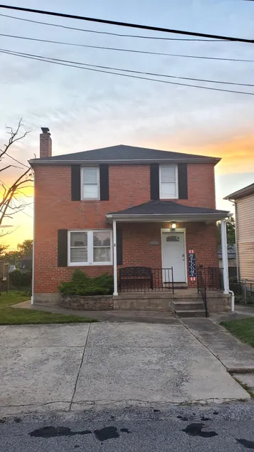 Entire House, 3 Private Parking Spots - Image 1