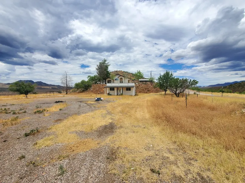 Postcard views from hilltop property - Image 1