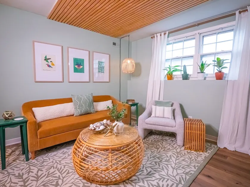 Bright & Colorful Retreat • 5 Min Walk to Mass - Image 1