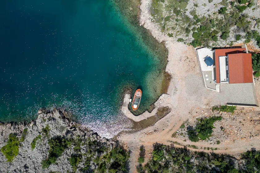 House in the bay, right by the sea. - Image 1