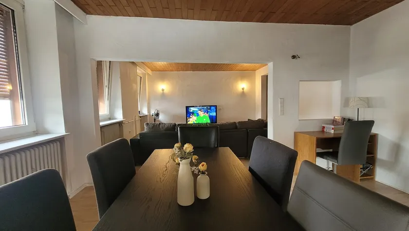 Snuggly Spacious Apartment Near Everything - Image 1