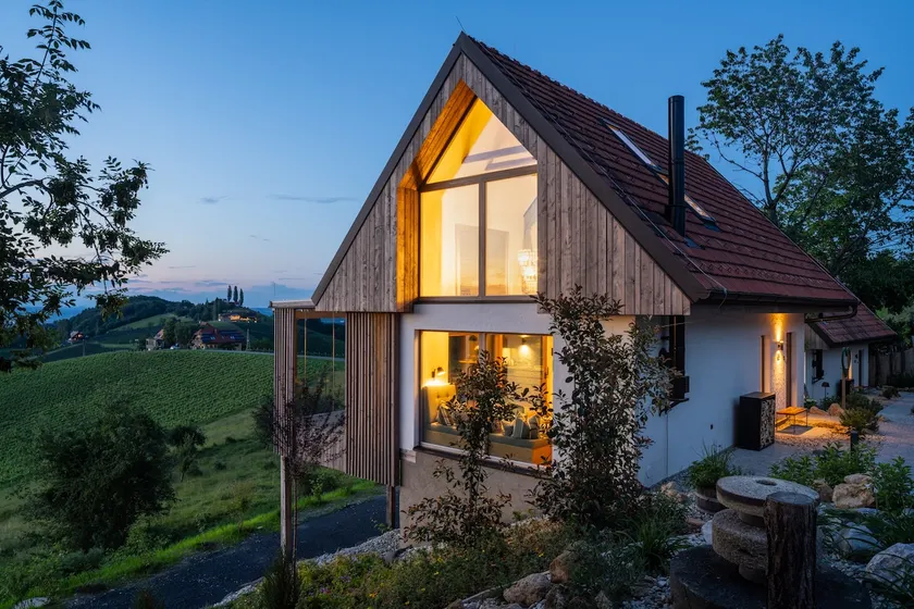Vineyard house with hot tub and sauna - Image 1