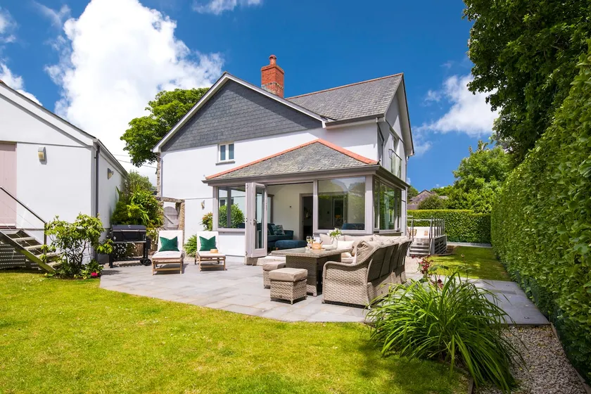 Large modern house with hot tub near Mousehole - Image 1