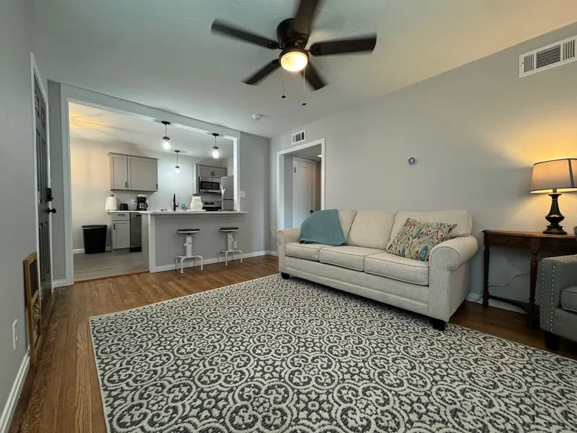 Cozy 1BR • Work-ready Wi-Fi • Self check-in - Image 1