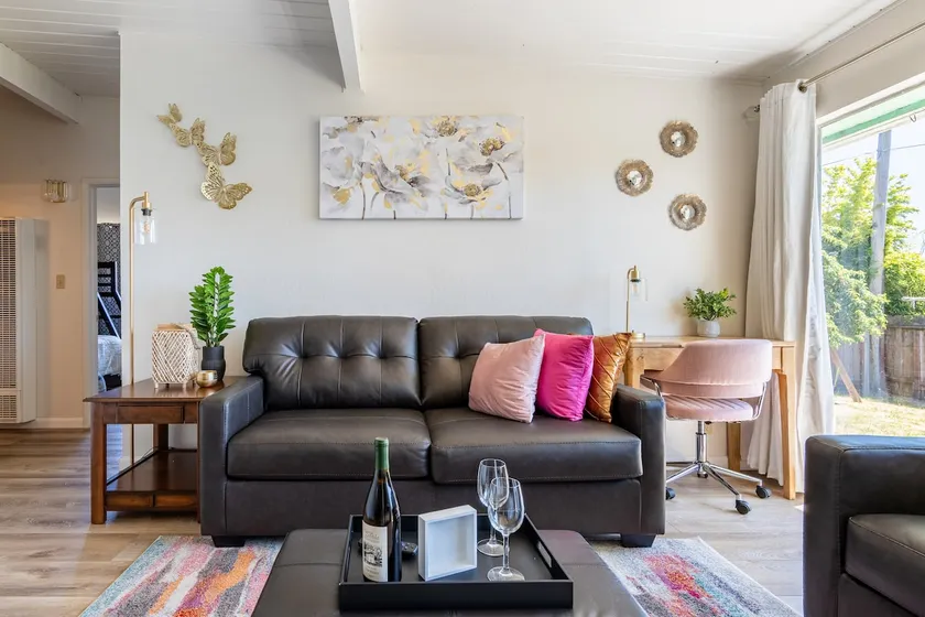 Cozy 2 Bedroom Apartment in Convenient Location - Image 1