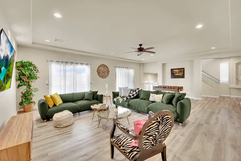 Wow ! 4000 sqft villa 2 Ensuite,2 Living rooms! - Image 1