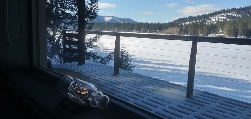 Lakefront winter retreat level - Image 1