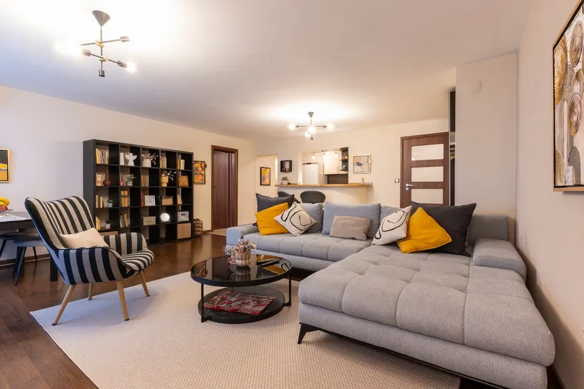 90m² Apartment | Metro 2 min + AC + Easy Parking - Image 1