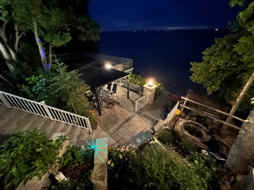 Private Waterfront Cottage at Lake Simcoe - Image 1