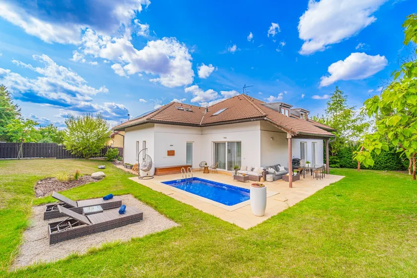 Villa Sara with swimming pool and infrared sauna on the outskirts of Prague - Image 1