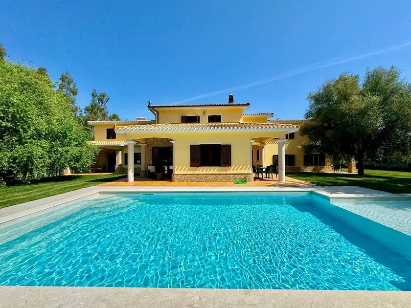Villa With Pool - Image 1
