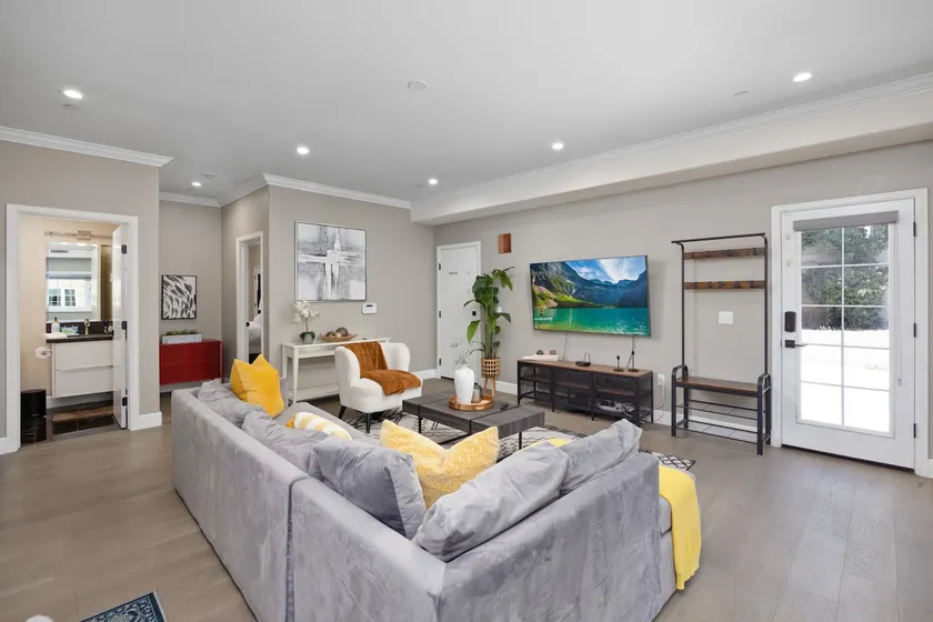 Designer 4B3B Home｜Prime Location in Pasadena - Image 1