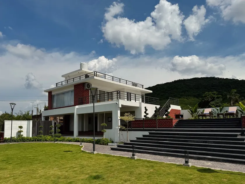 2 BR Villa with Scenic Hill Views & Pool (1/2) - Image 1