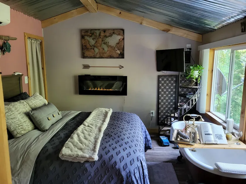 Hello ”Gorge”ous, Stay Awhile! Riverfront cabin! - Image 1