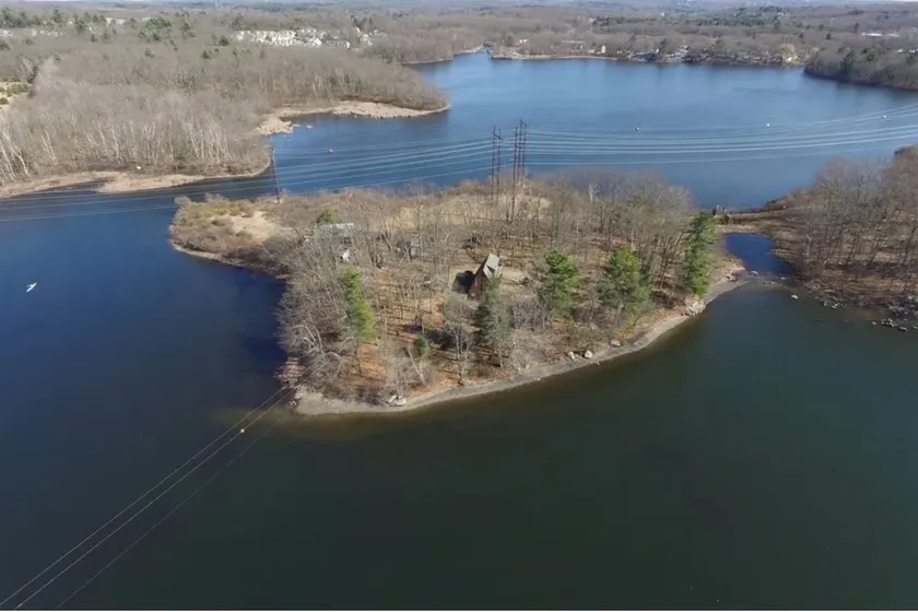Private lake ”Island” near Boston - Image 1