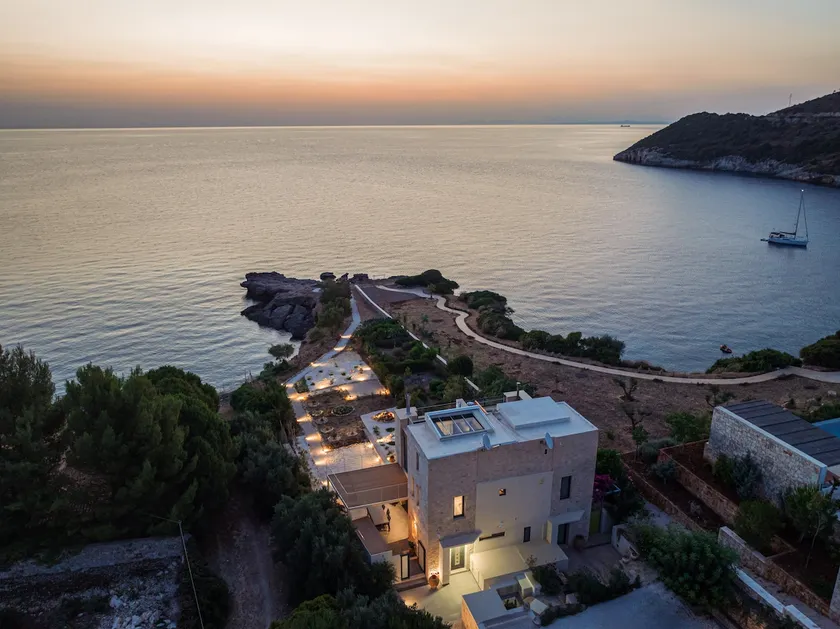 Seafront Luxury Villa | Private Beach | Jetted Tub - Image 1