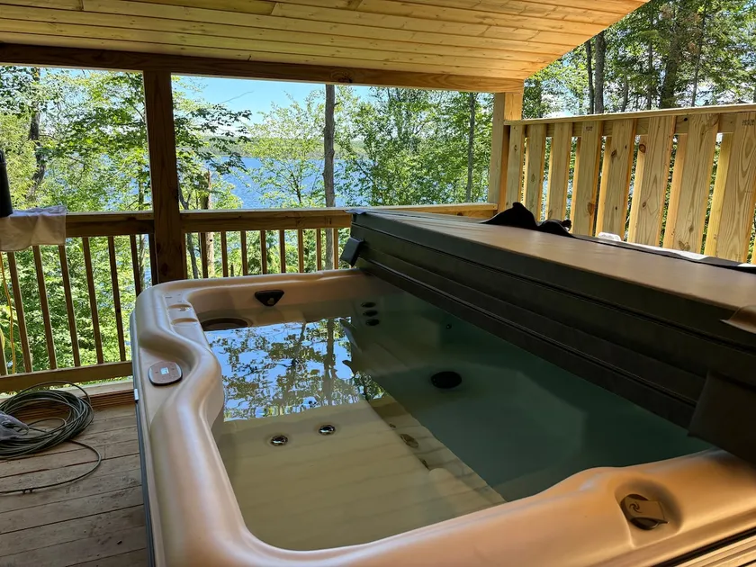 Lake front cabin with hot tub - Image 1