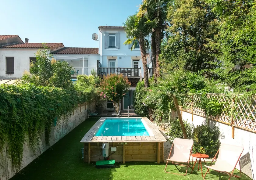 Beautiful 4 Bedroom Townhouse with Garden and Pool - Image 1