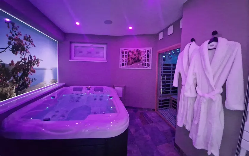 Hot tub & sauna linen for each other - Image 1