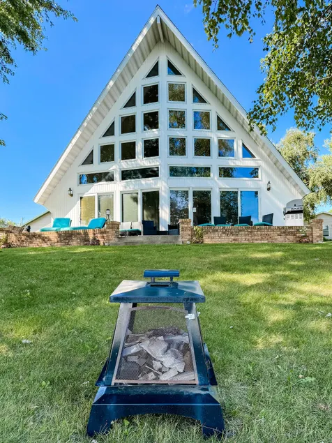 Family-Friendly Cabin with Stunning Lake Views - Image 1