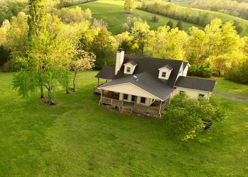 Summit House on 17 acres near Buffalo River - Image 1