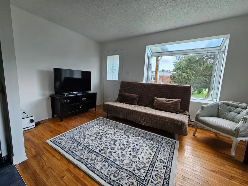 4 bedroom Spacious Apt+ 3 Parking spot +Basement - Image 1