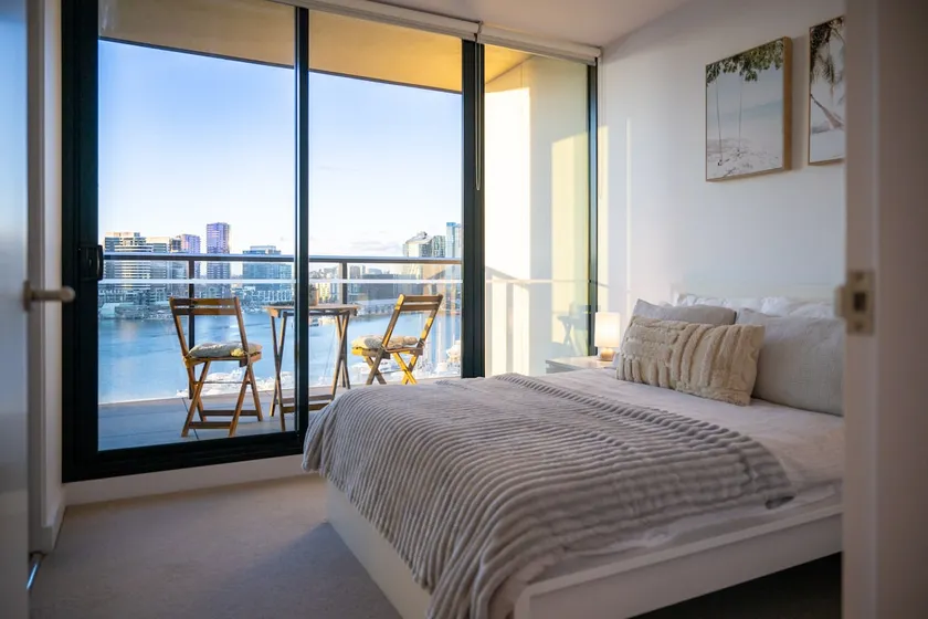 Vibrant Waterfront Docklands Living - Image 1