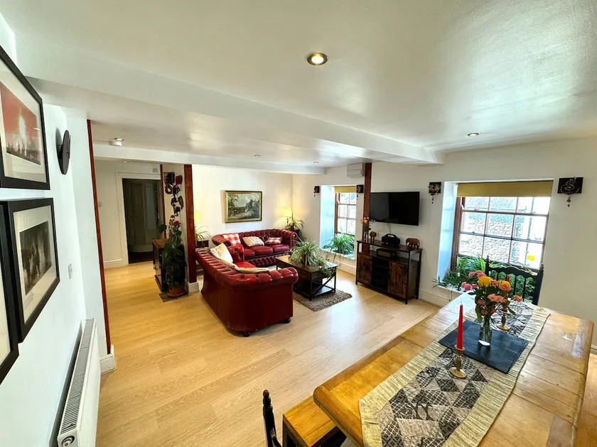 Deluxe, 4 Bed Suite, Llandovery - Image 1