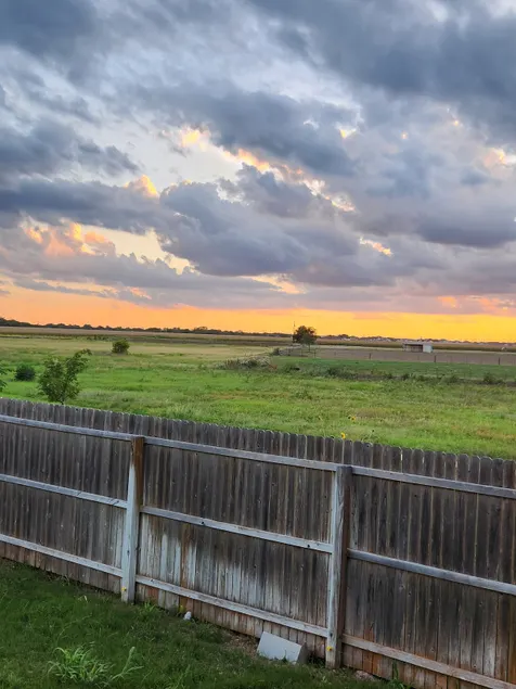Quiet cul-de-sac w/ country view - Image 1