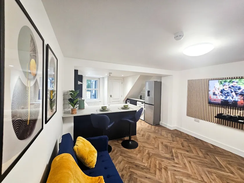 Fantastic 5 bedroom House with a Studio - Image 1
