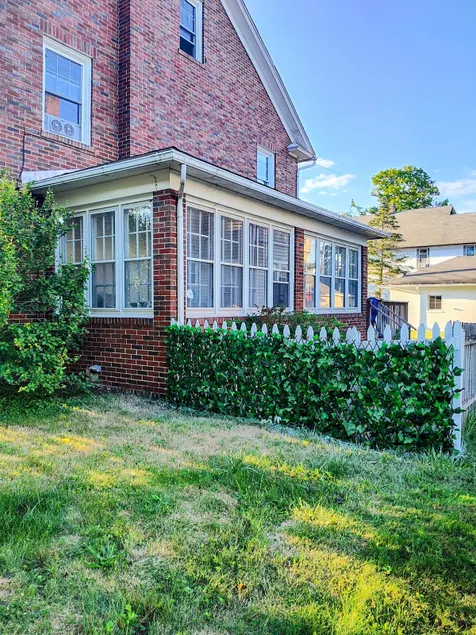 Charming 7 Room Home Across Univ in Downtown - Image 1