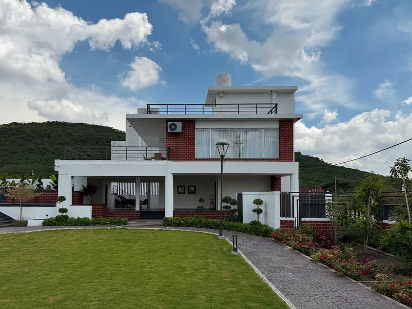 2 BR Villa with Scenic Hill Views & Pool (2/2) - Image 1