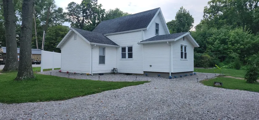 Comfy house on outskirts of town. - Image 1