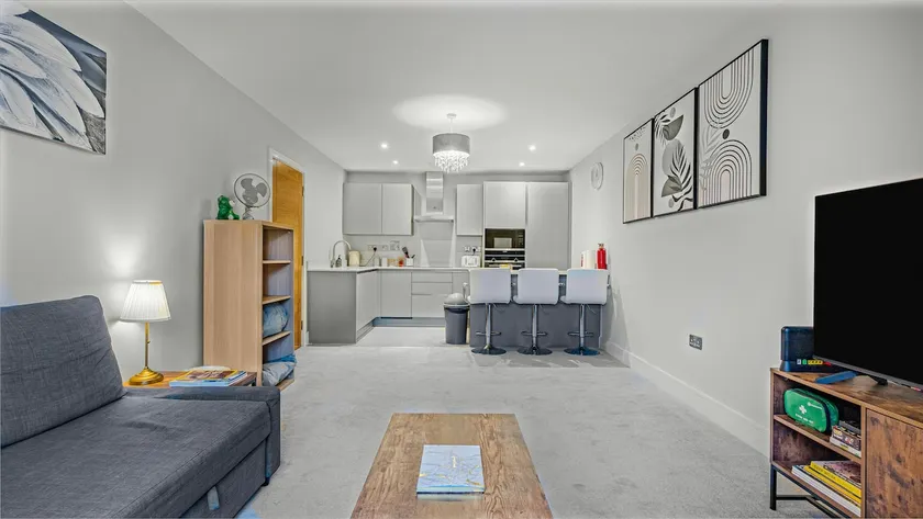 Exclusive Modern Luxury Apt (+ Private Parking) - Image 1